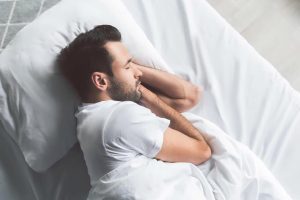 мужчина отдыхает в кровати